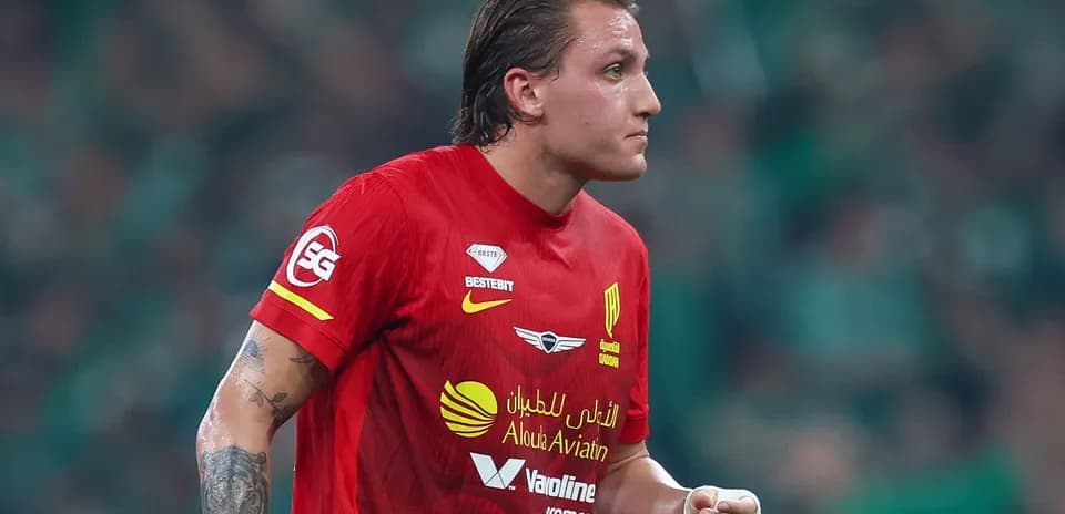 Jugador en uniforme rojo durante el partido