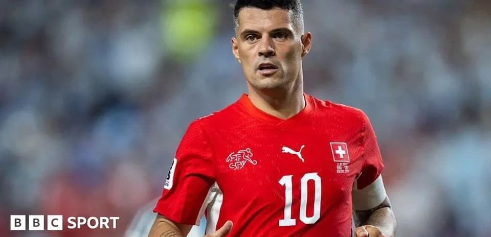 Jugador suizo en camiseta roja durante el partido