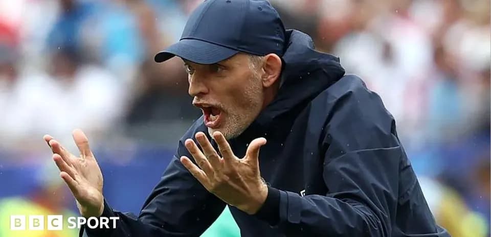 Entrenador gesticulando durante un partido de fútbol