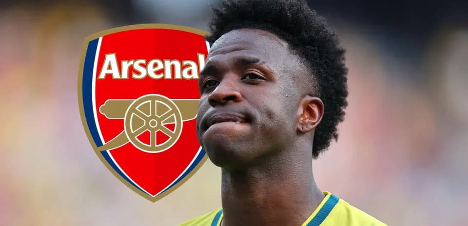 Jugador con camiseta amarilla y escudo de Arsenal