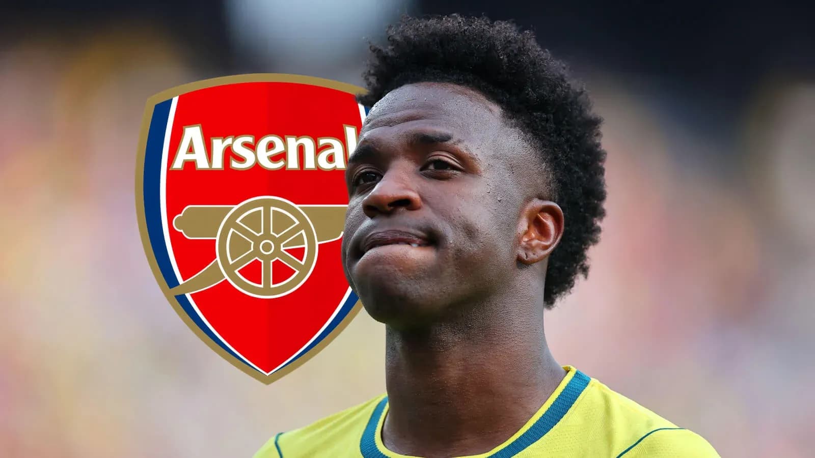 Jugador con camiseta amarilla y escudo de Arsenal