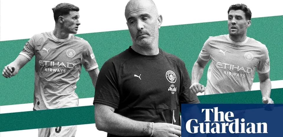 Entrenador con jugadores de Manchester City en entrenamiento