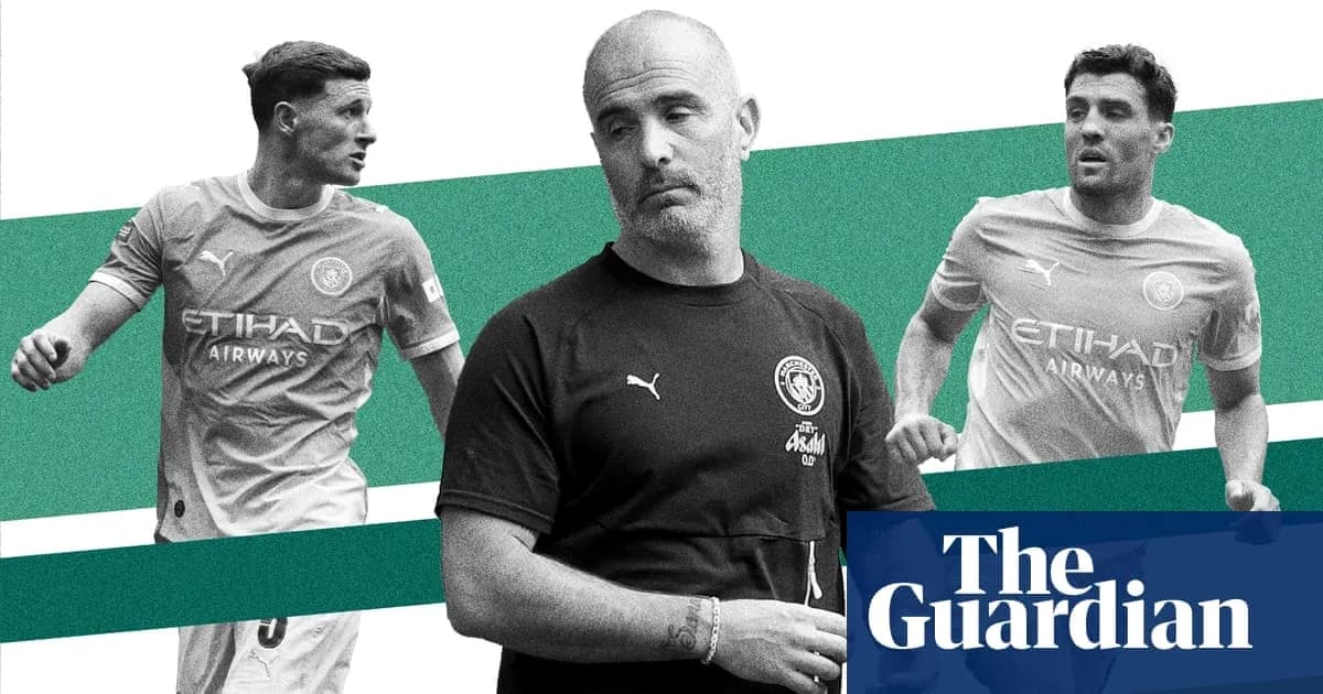 Entrenador con jugadores de Manchester City en entrenamiento