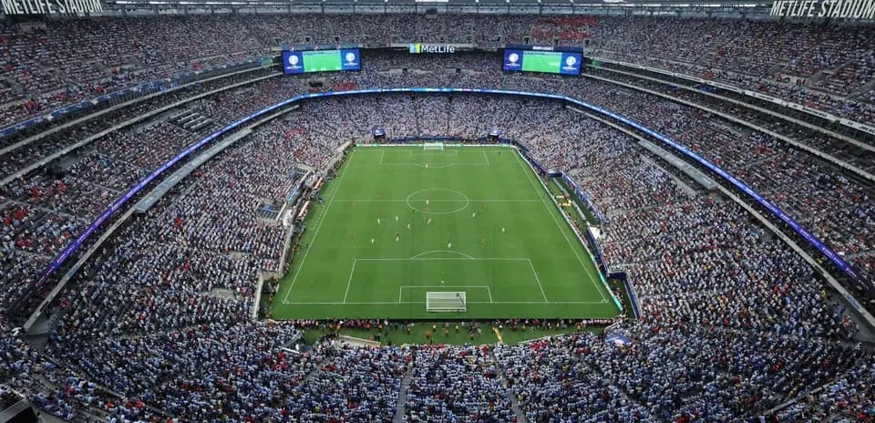 Vista panorámica del estadio MetLife lleno de aficionados