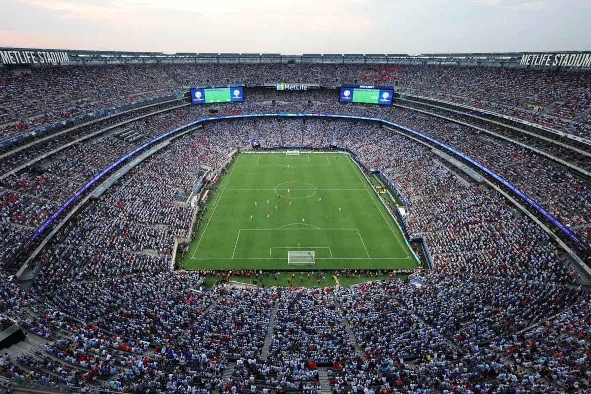 Vista panorámica del estadio MetLife lleno de aficionados