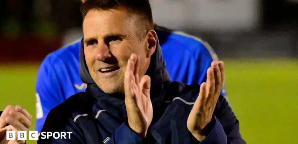 Entrenador aplaudiendo durante una celebración
