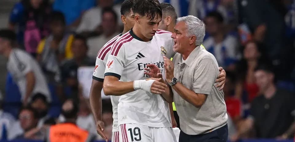 Entrenador hablando con jugador de Real Madrid en el campo