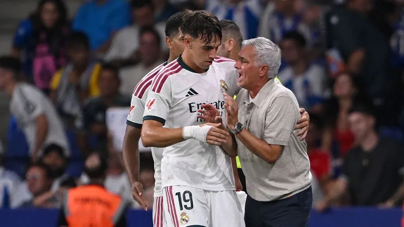 Entrenador hablando con jugador de Real Madrid en el campo