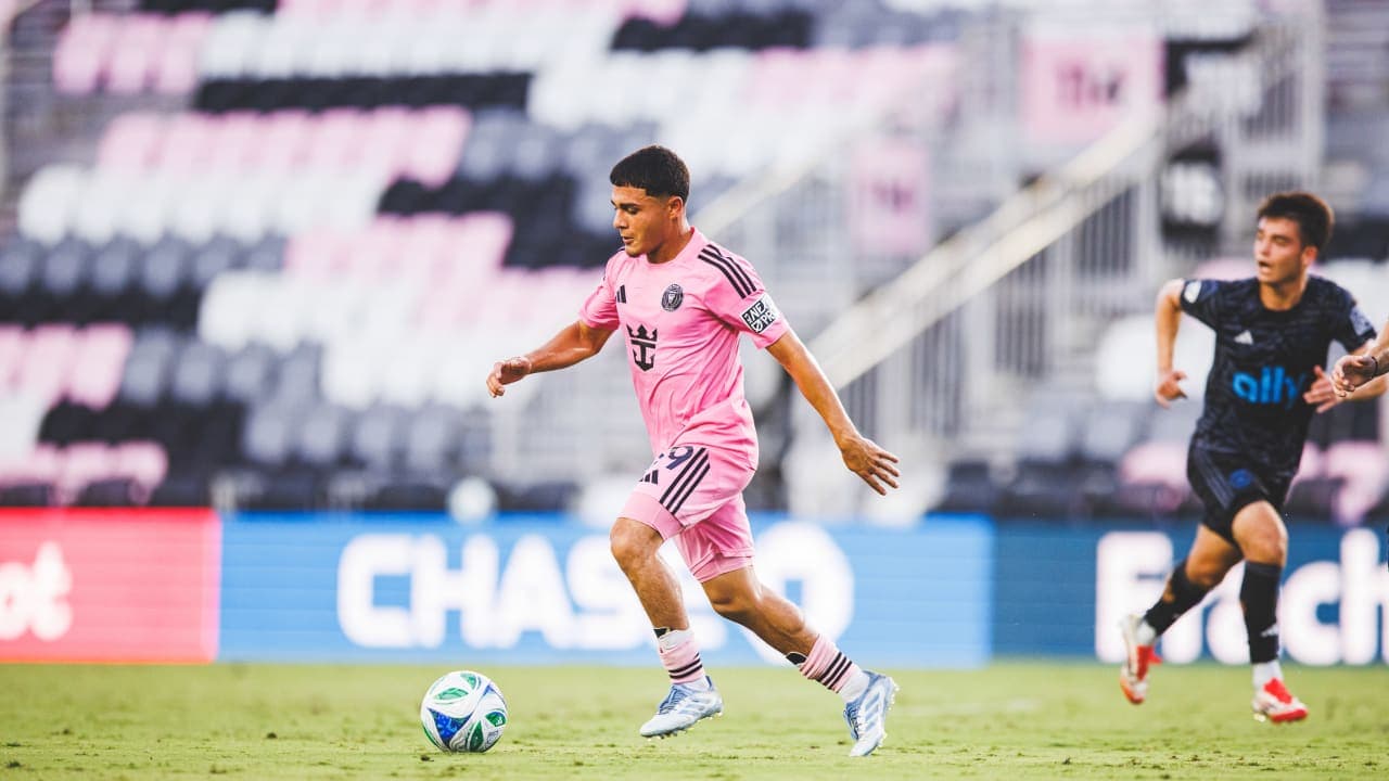 Jugador de Inter Miami II corriendo con el balón