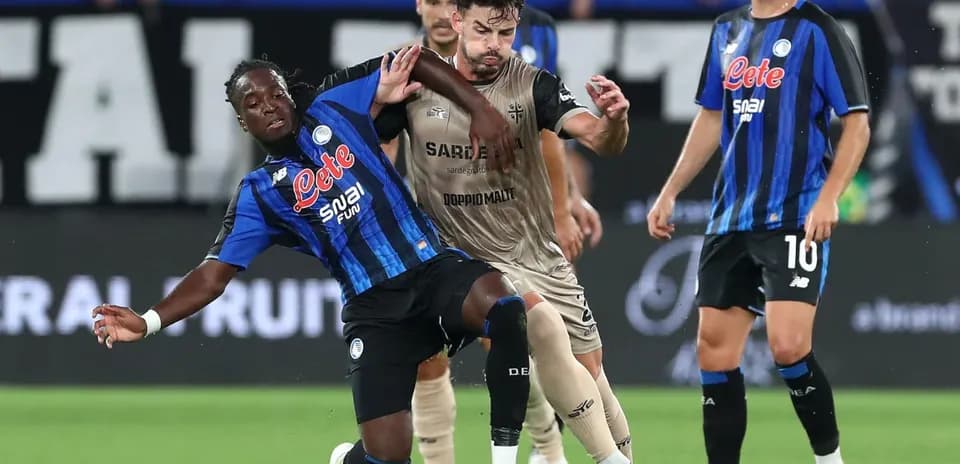 Jugador de Atalanta en acción contra Cagliari
