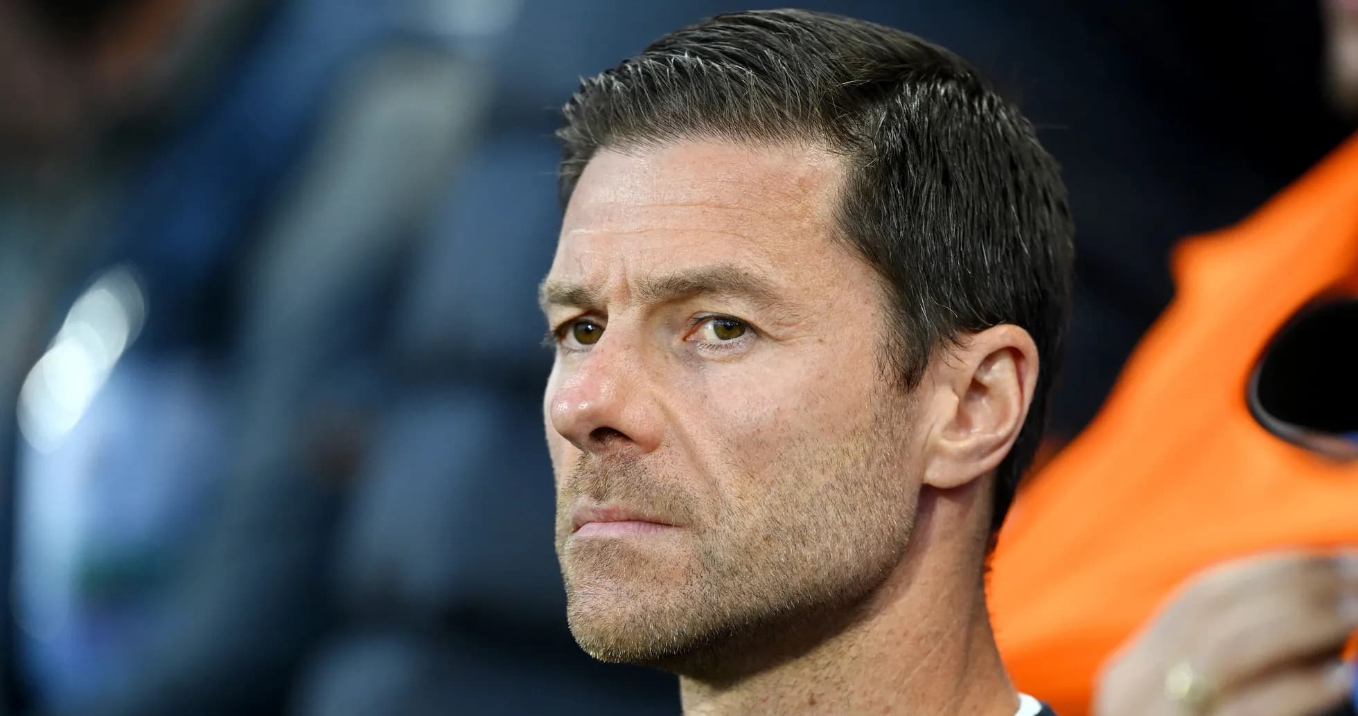 Entrenador observando el partido desde la grada