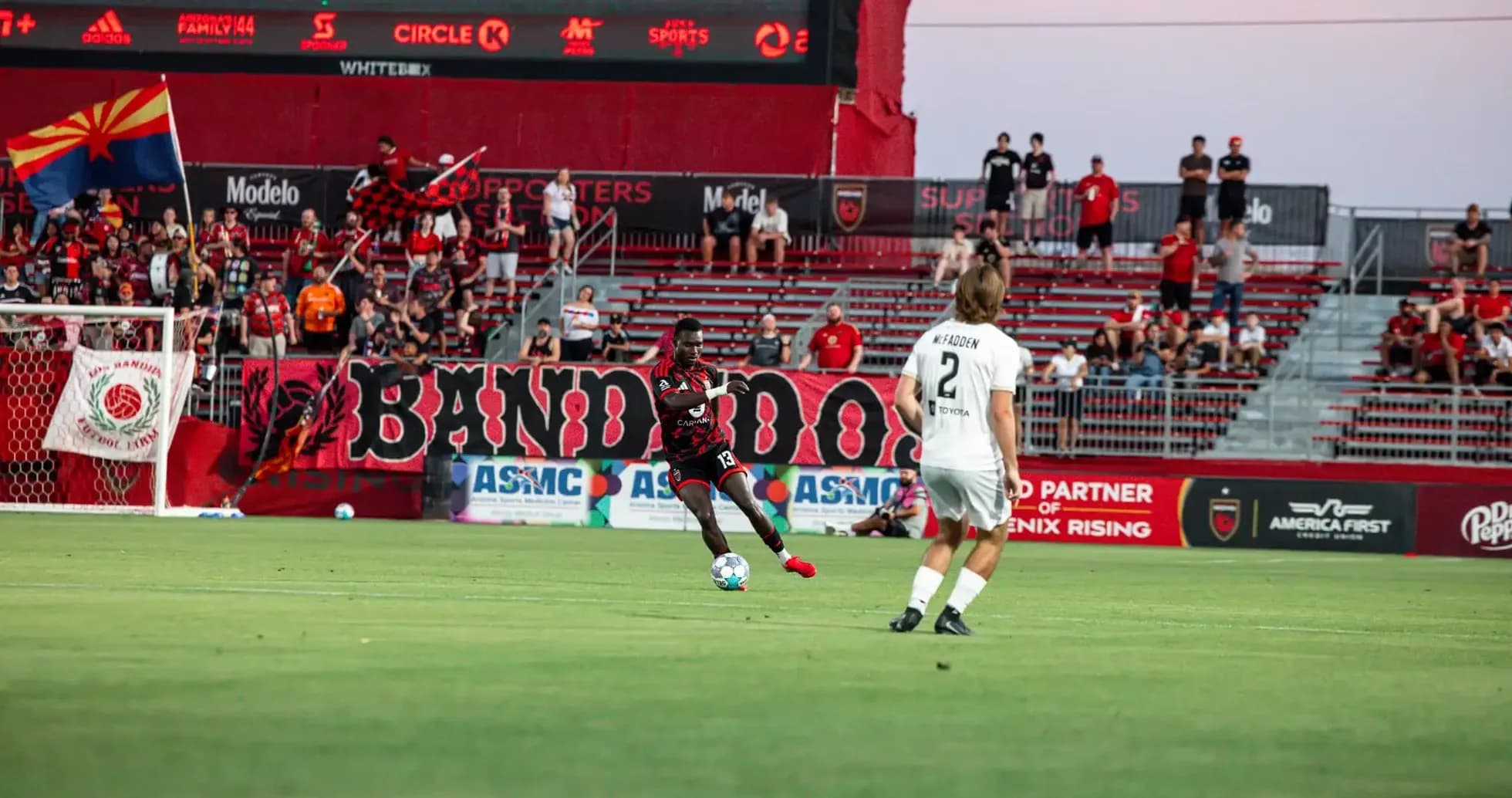 Jugador de Phoenix Rising pasa el balón