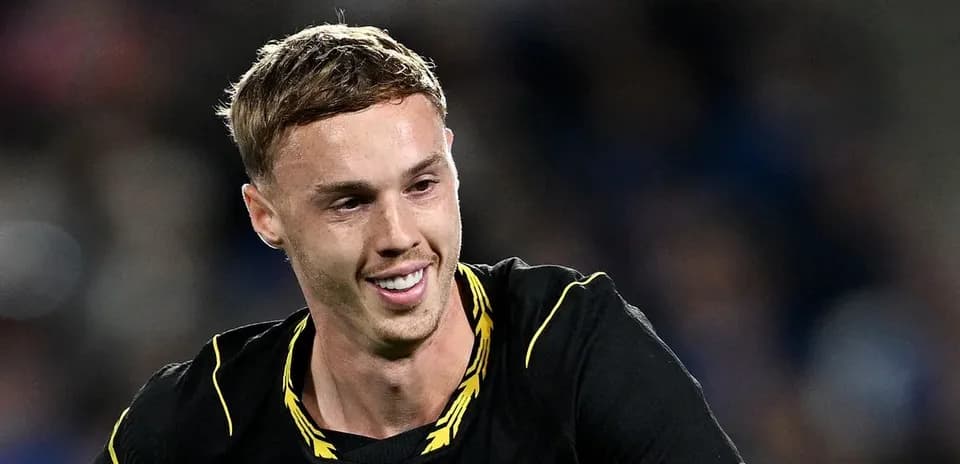 Jugador sonriendo durante un partido de fútbol