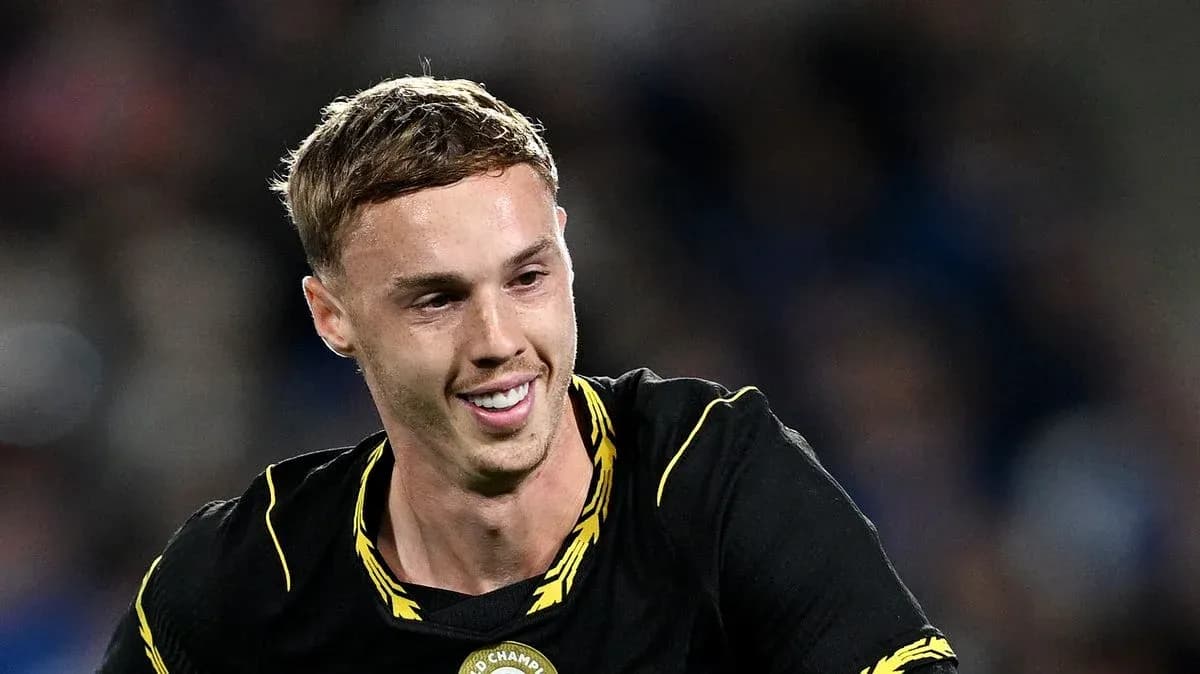 Jugador sonriendo durante un partido de fútbol
