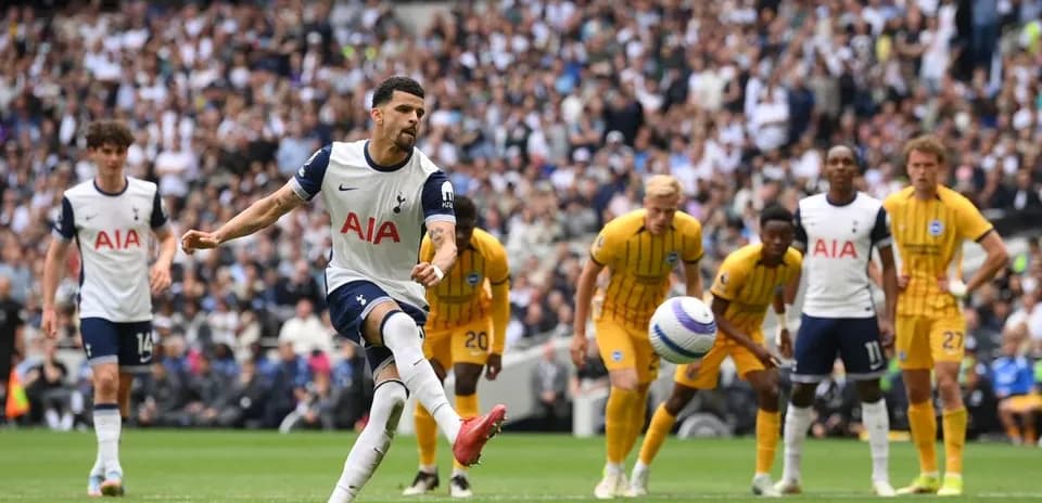 Jugador del Tottenham ejecutando un penalti