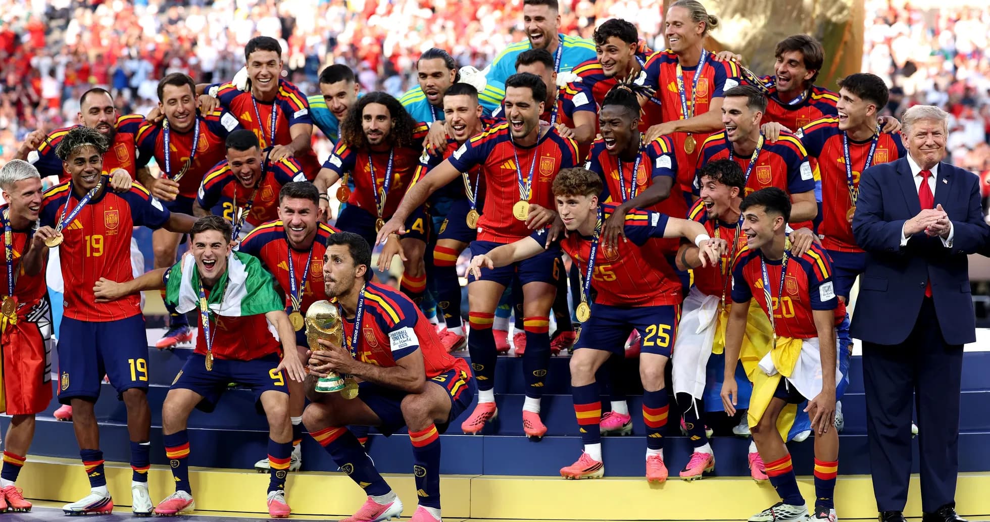 Equipo de España celebrando su victoria con trofeo