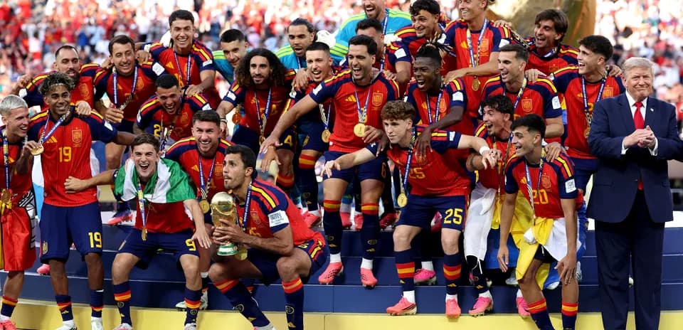 Equipo de España celebrando su victoria con trofeo