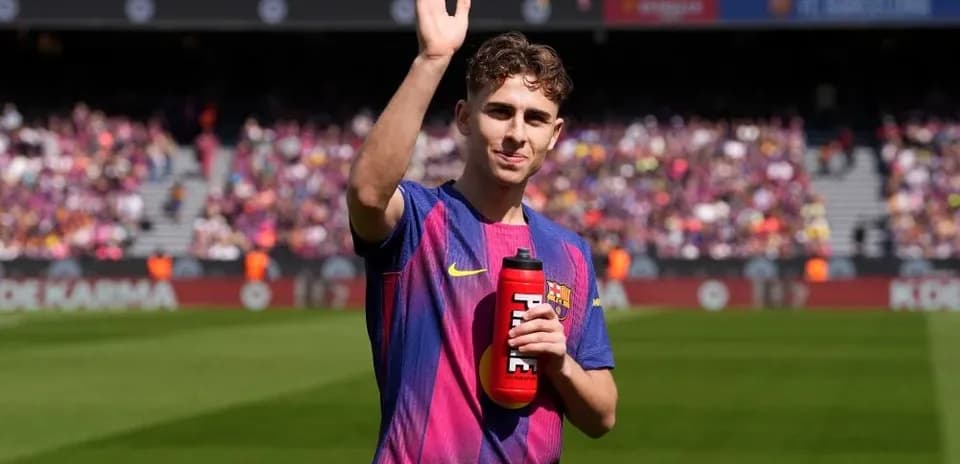 Jugador saludando con botella en el campo