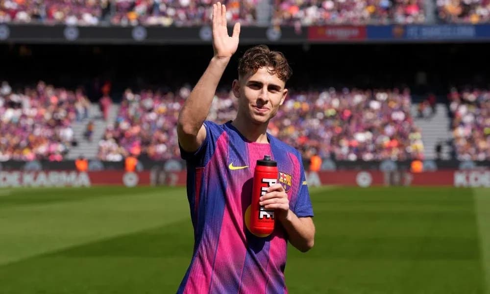 Jugador saludando con botella en el campo