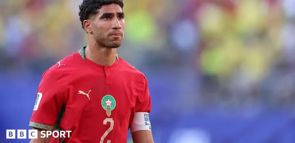 Jugador de Marruecos con camiseta roja en el campo