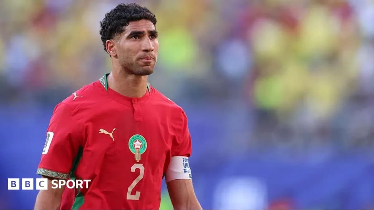Jugador de Marruecos con camiseta roja en el campo