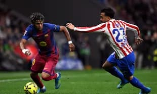 Jugador de Barcelona driblando a rival de Atlético