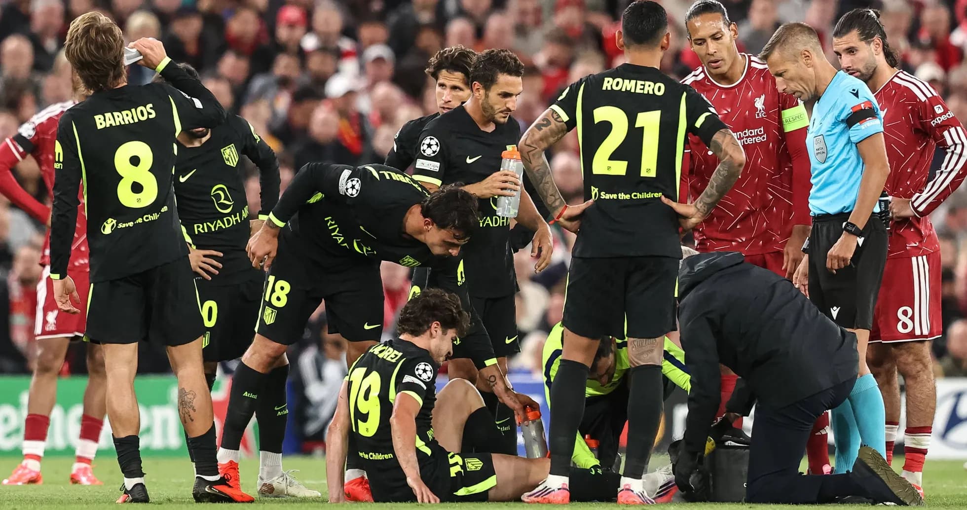 Jugadores de Atlético de Madrid atienden a compañero lesionado