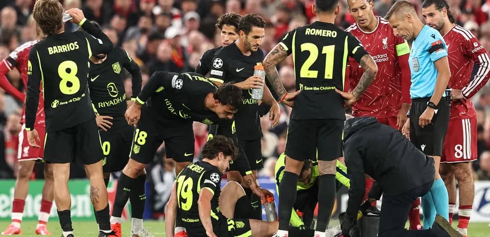 Jugadores de Atlético de Madrid atienden a compañero lesionado
