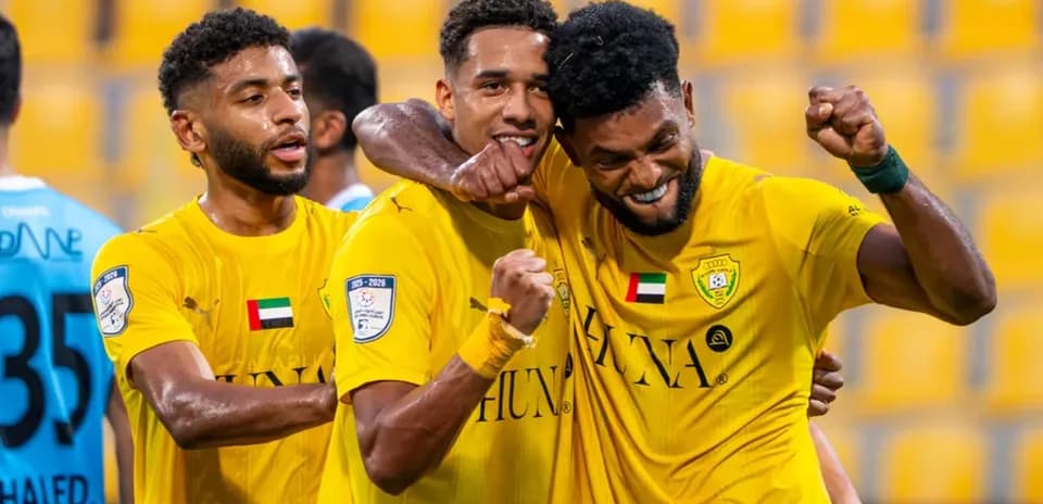 Jugadores de Al Dhafra celebrando un gol