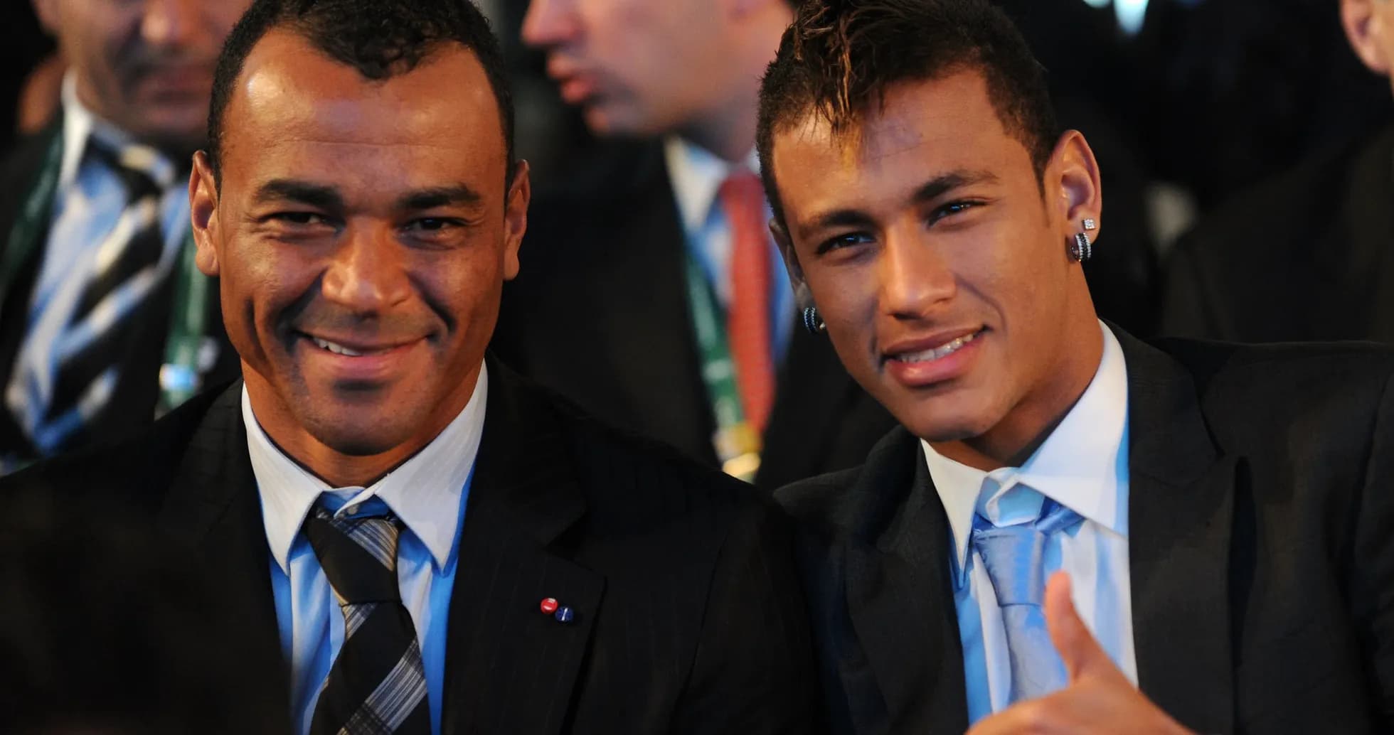 Dos hombres sonriendo en evento formal