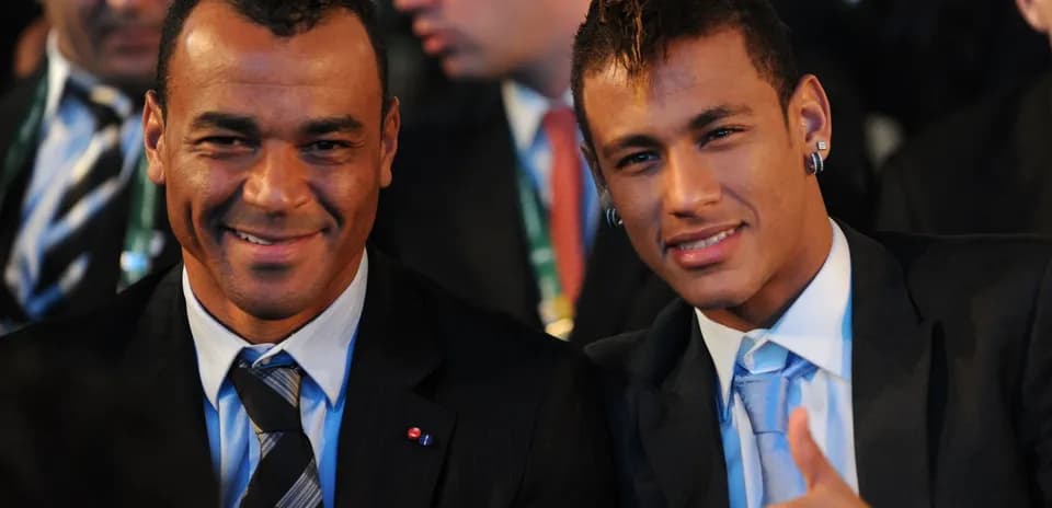 Dos hombres sonriendo en evento formal