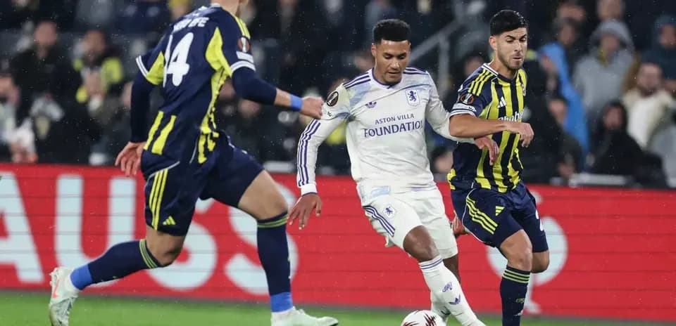 Jugador de Aston Villa driblando entre defensores