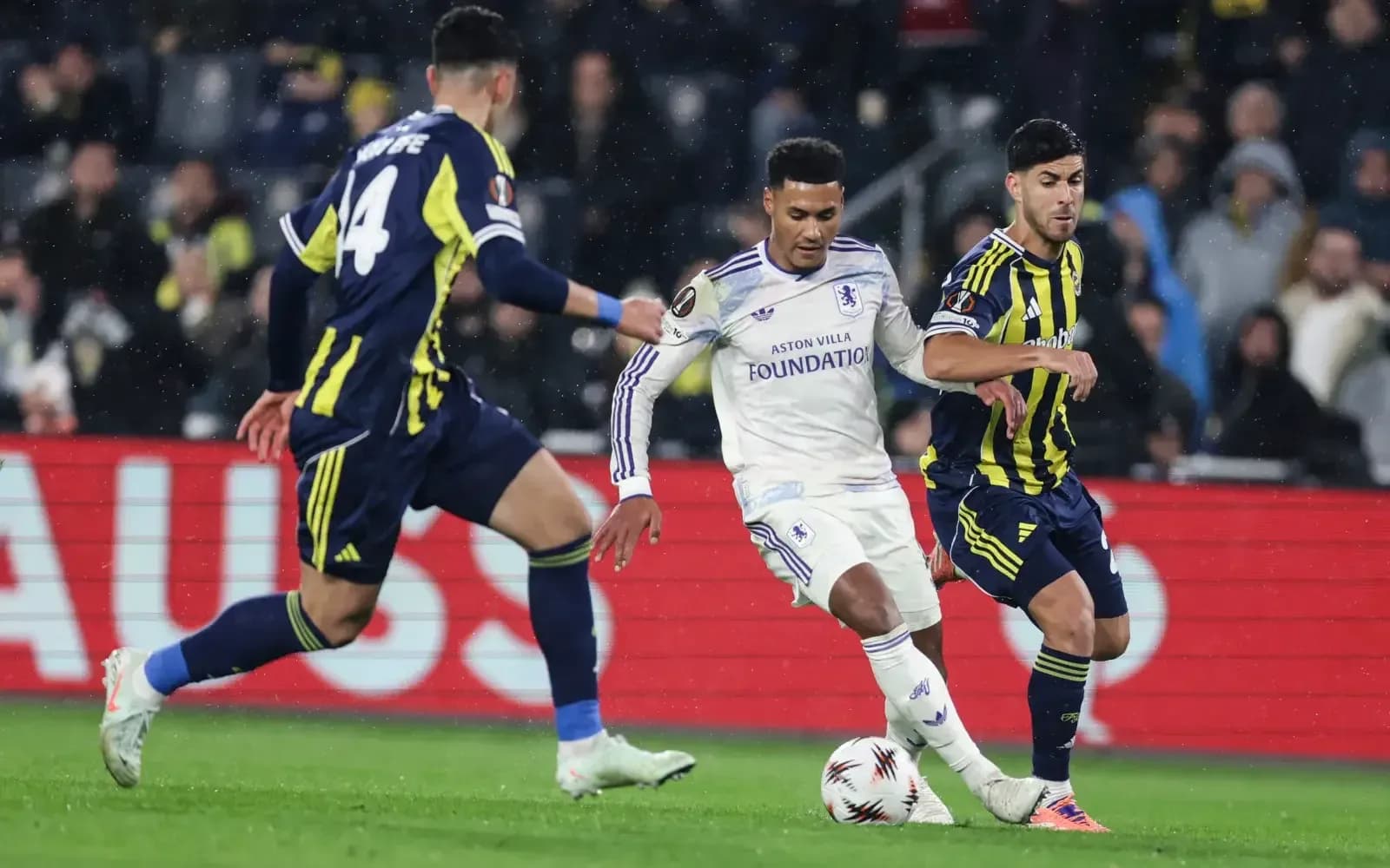 Jugador de Aston Villa driblando entre defensores