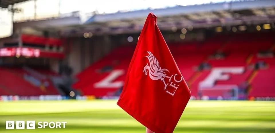Esquina de campo con bandera de Liverpool en estadio