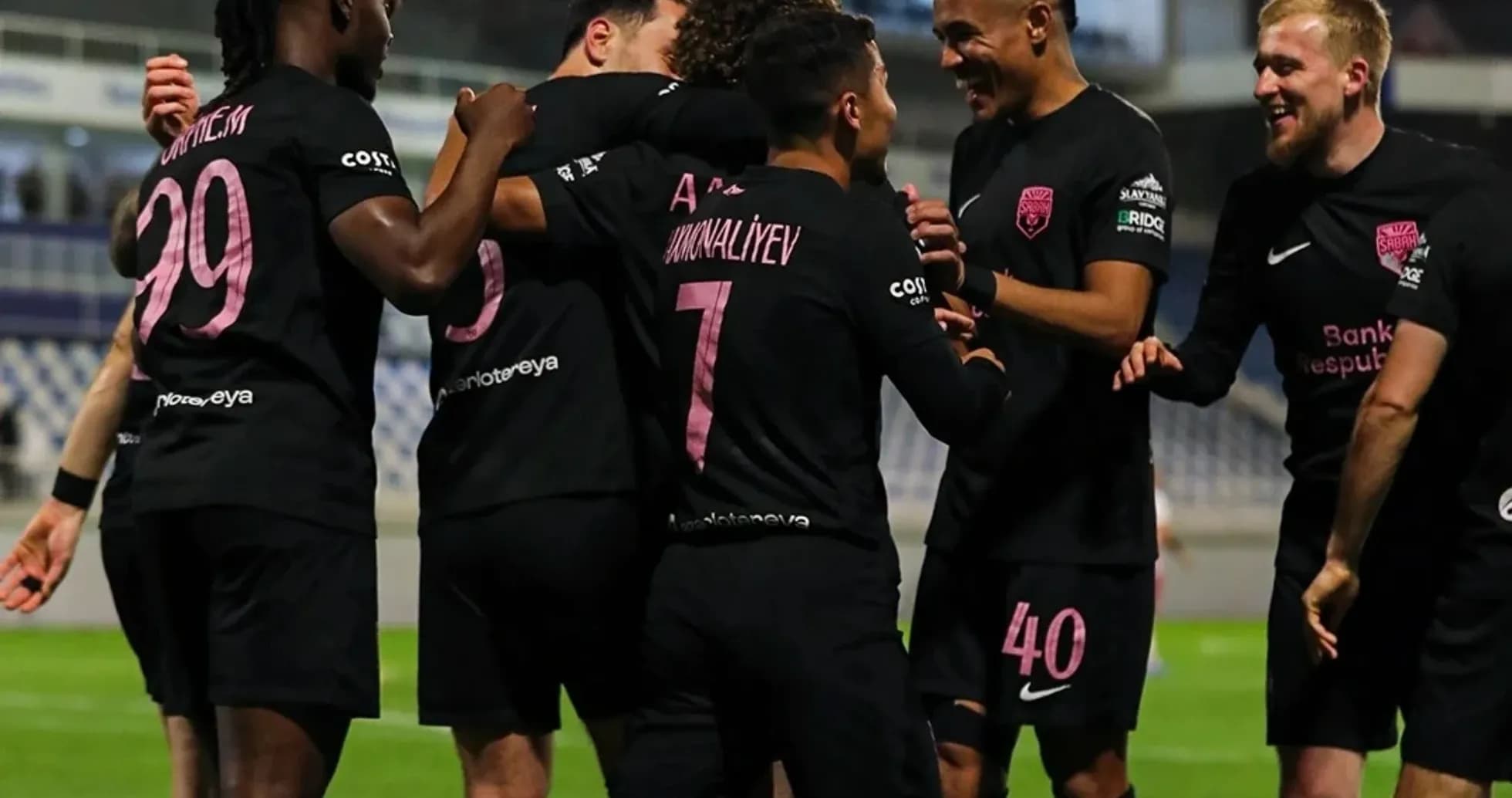 Jugadores de Sabah FA celebrando un gol