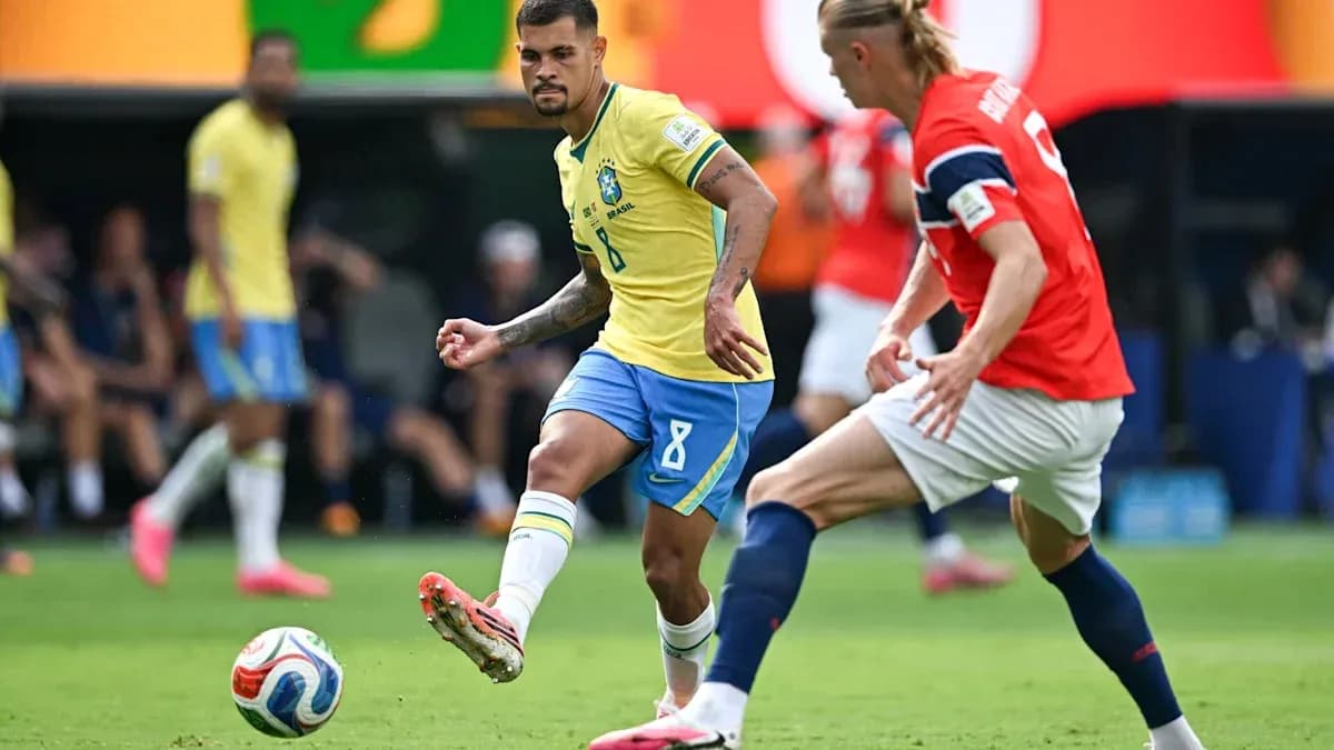 Jugador brasileño driblando a rival noruego en partido