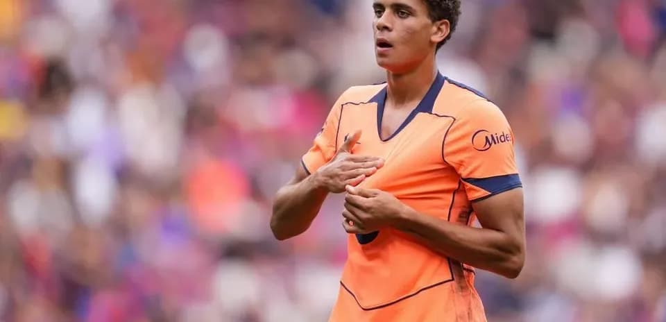 Jugador en uniforme naranja durante partido de fútbol