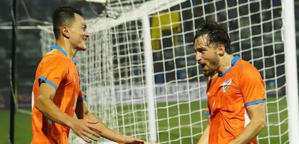 Jugadores celebrando un gol en el partido