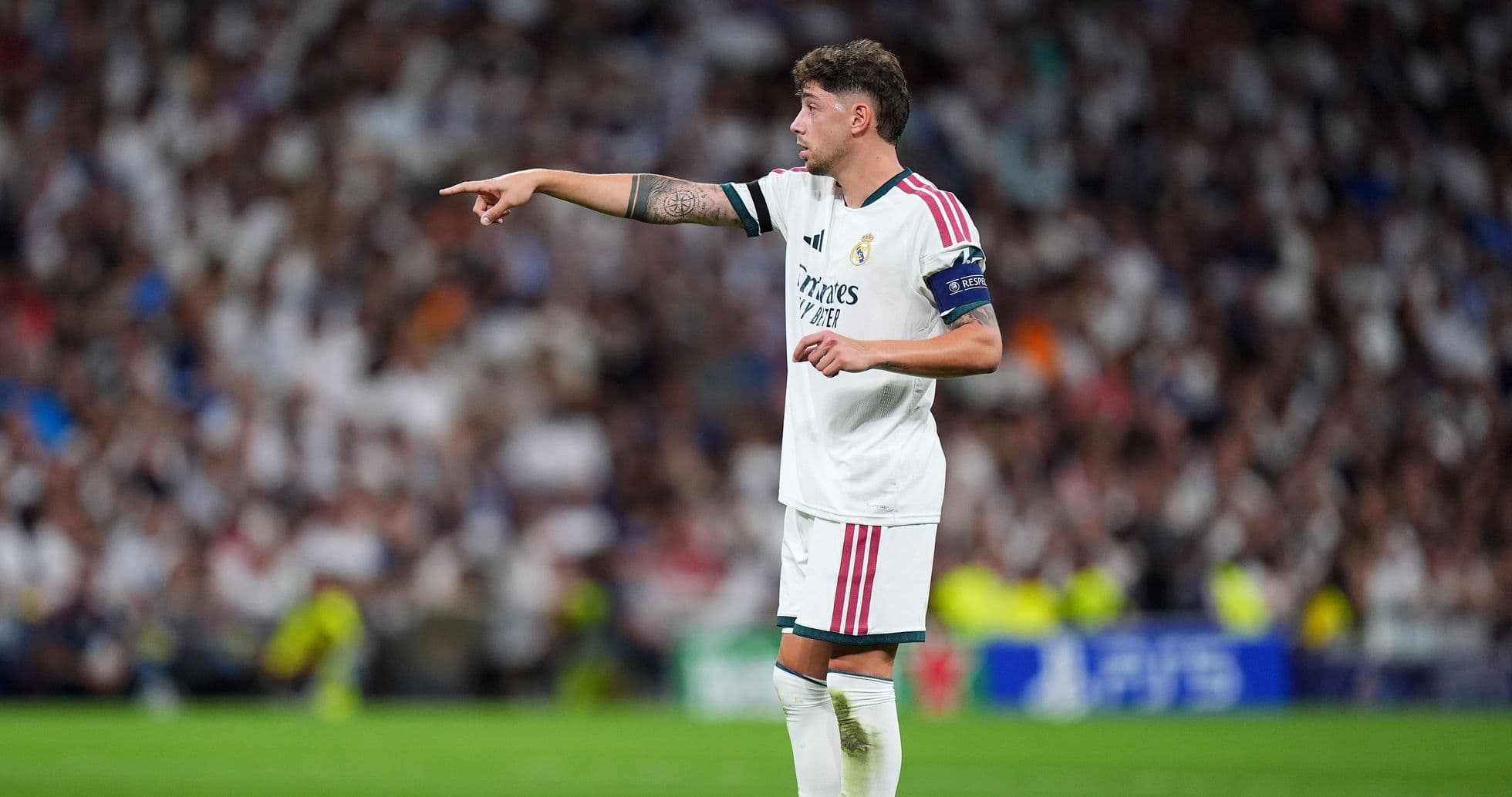 Jugador de Real Madrid dirigiendo a sus compañeros en el campo
