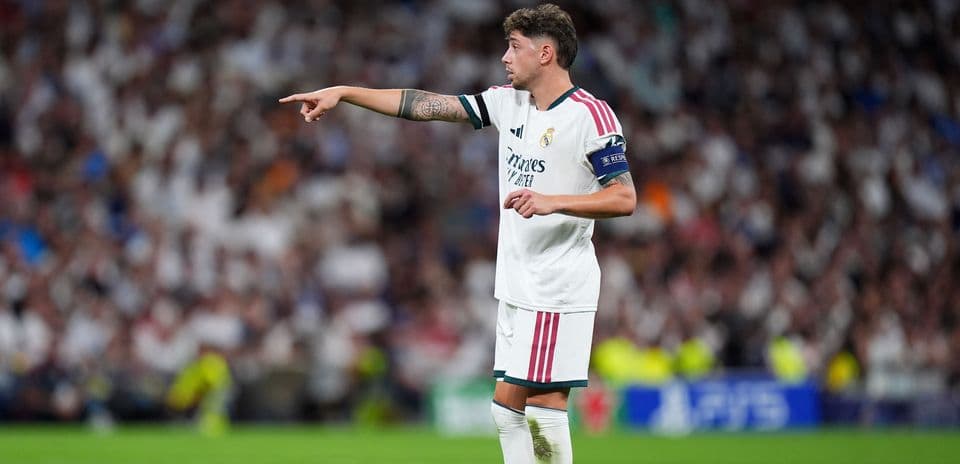 Jugador de Real Madrid dirigiendo a sus compañeros en el campo
