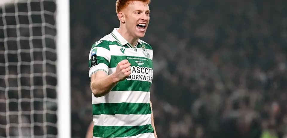 Jugador celebrando un gol con camiseta del Celtic
