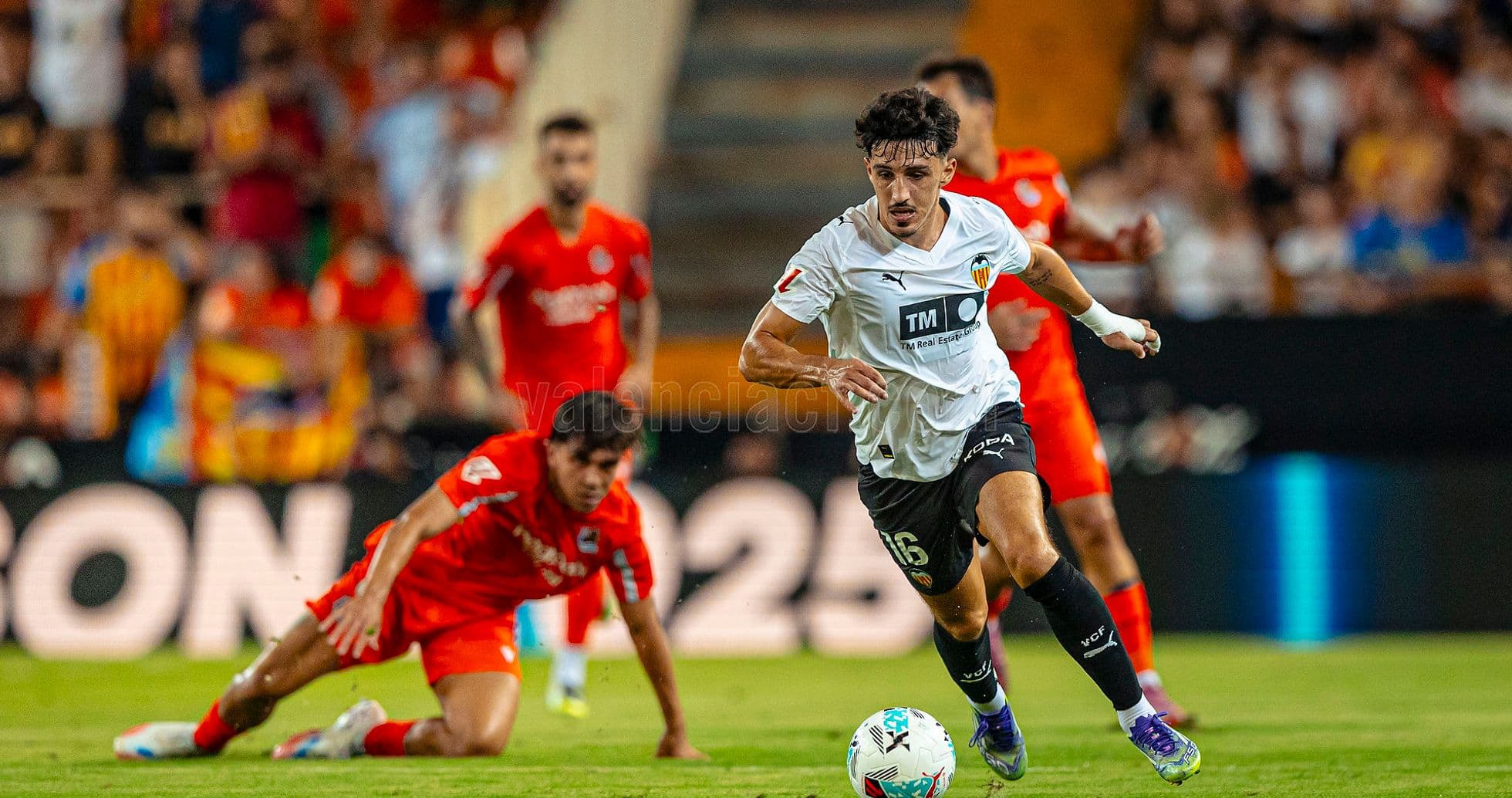 Jugador del Valencia corriendo con el balón