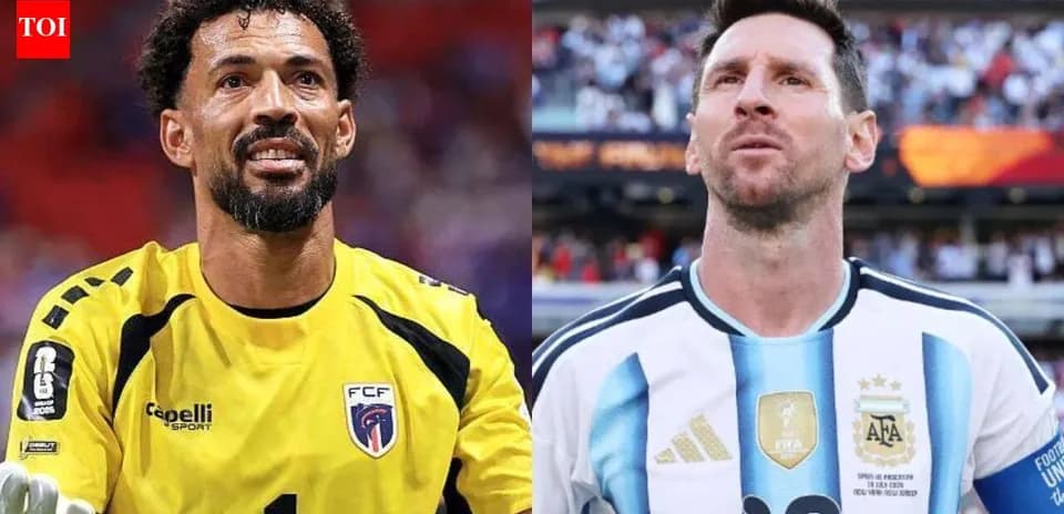 Dos jugadores, un portero y un delantero, en acción
