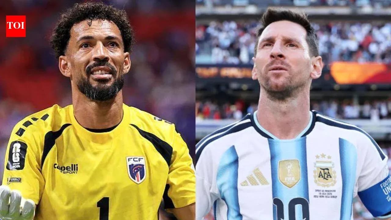 Dos jugadores, un portero y un delantero, en acción