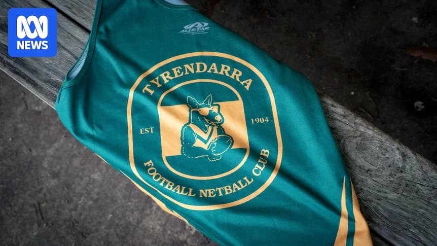Camisa del Tyrendarra Football Netball Club sobre una superficie