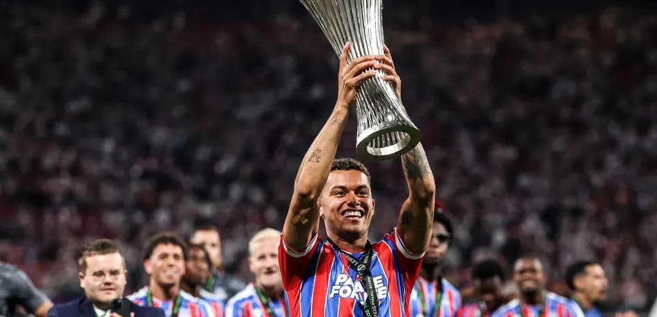 Jugador levantando trofeo de la Europa League