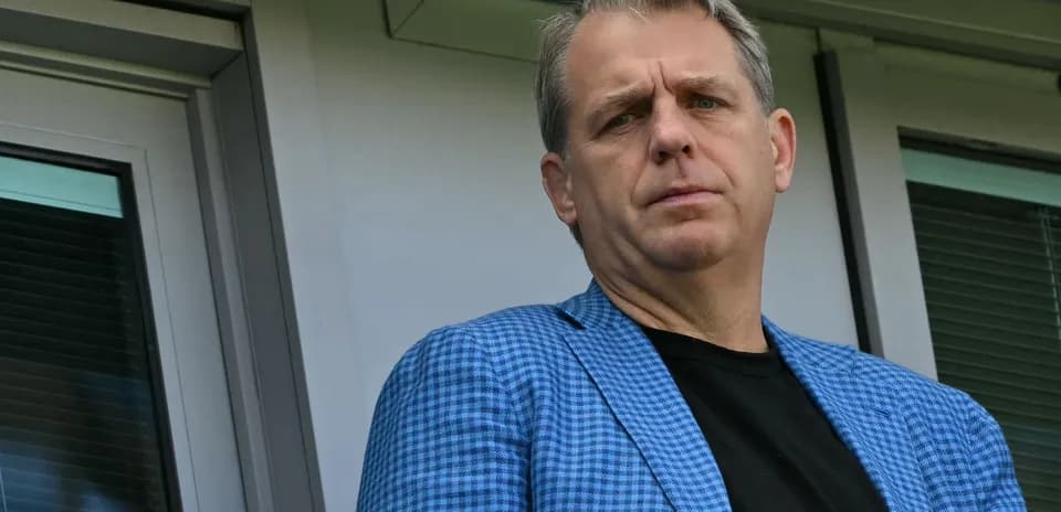 Persona en chaqueta azul observando desde un balcón