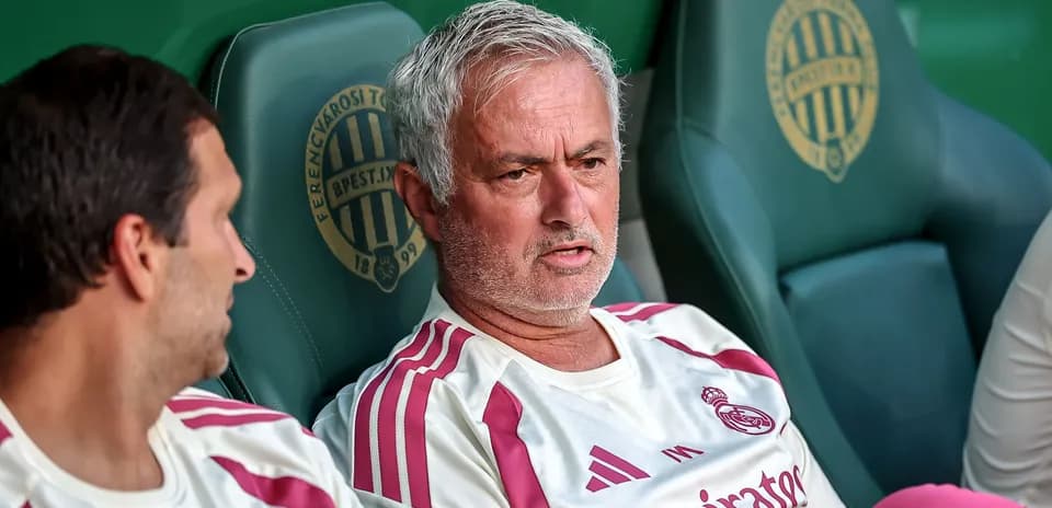 Entrenador sentado en el banquillo durante el partido