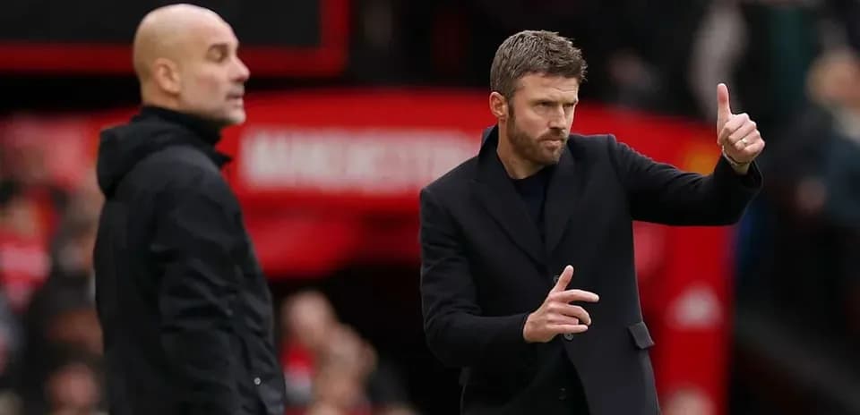 Entrenadores en el banquillo durante el partido