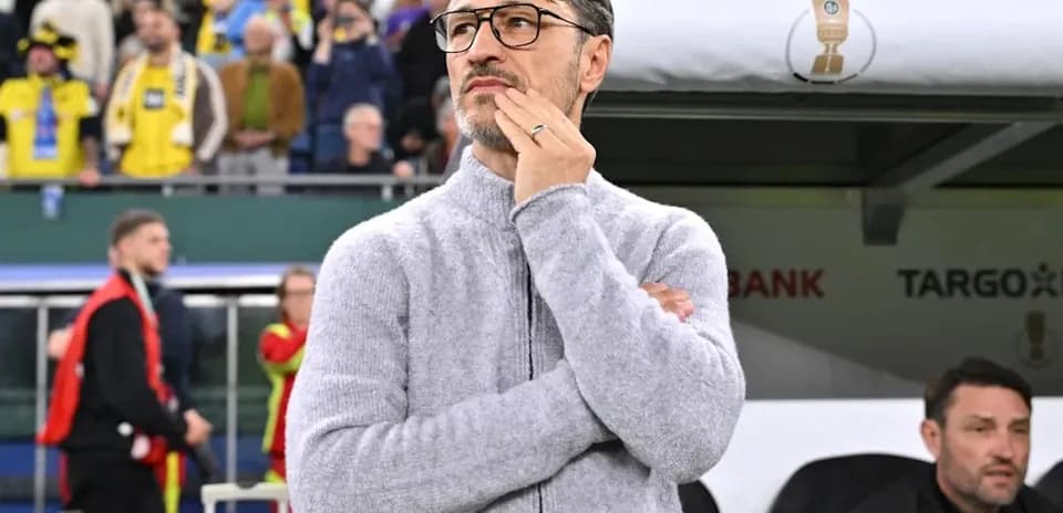 Entrenador pensativo durante el partido en el banquillo